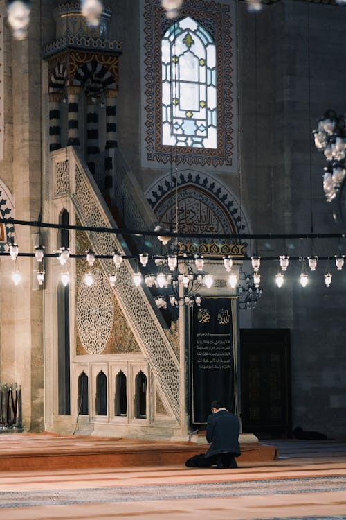 Gratis lagerfoto af bede, indendørs, islam