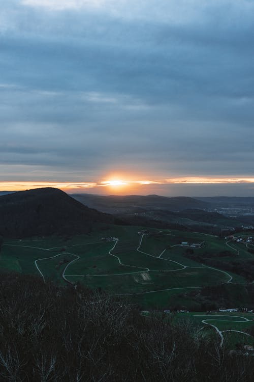丘, 垂直ショット, 夕暮れの無料の写真素材