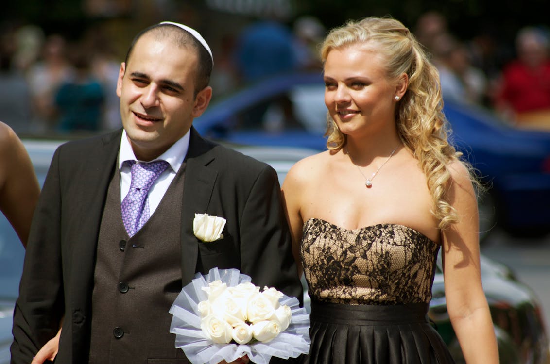 A Beautiful Jewish Wedding on the Streets of Central Park: A Celebration of Love and Tradition"