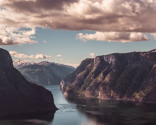 akşam, aurlandsfjord.dll, dağlar içeren Ücretsiz stok fotoğraf