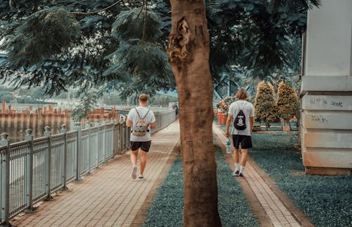 Foto De Dos Hombres Caminando Sobre Pavimento