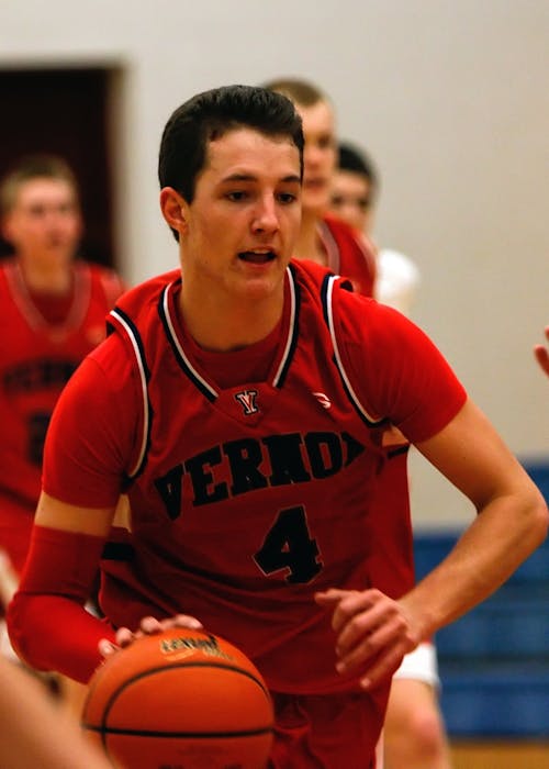 Man Met Vernoa 4 Basketbalshirt Met Het Basketbal