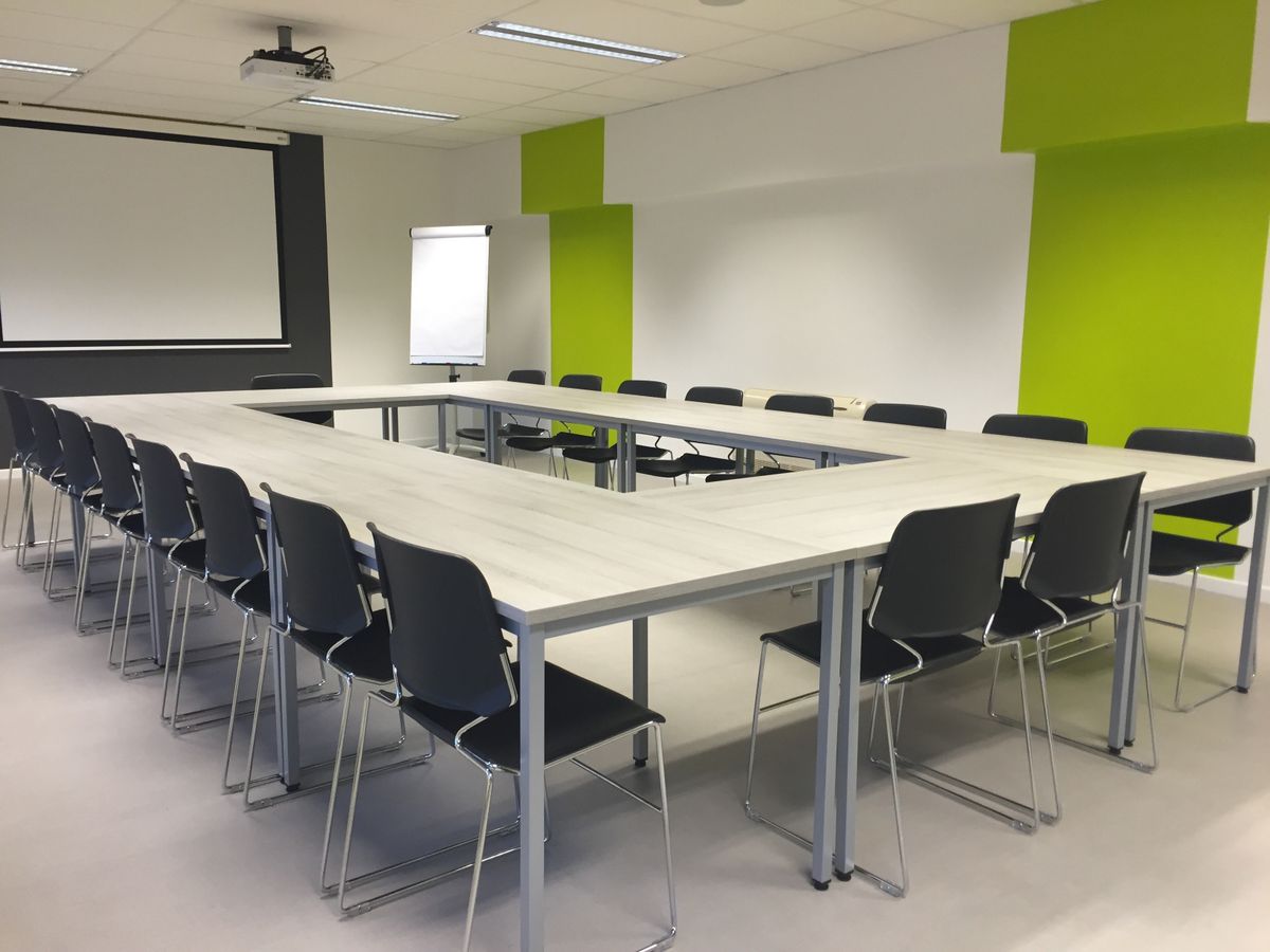Sala média equipada com videoconferência