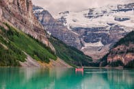 在风景如画的路易斯湖，独木舟被迷人的落基山脉所环绕