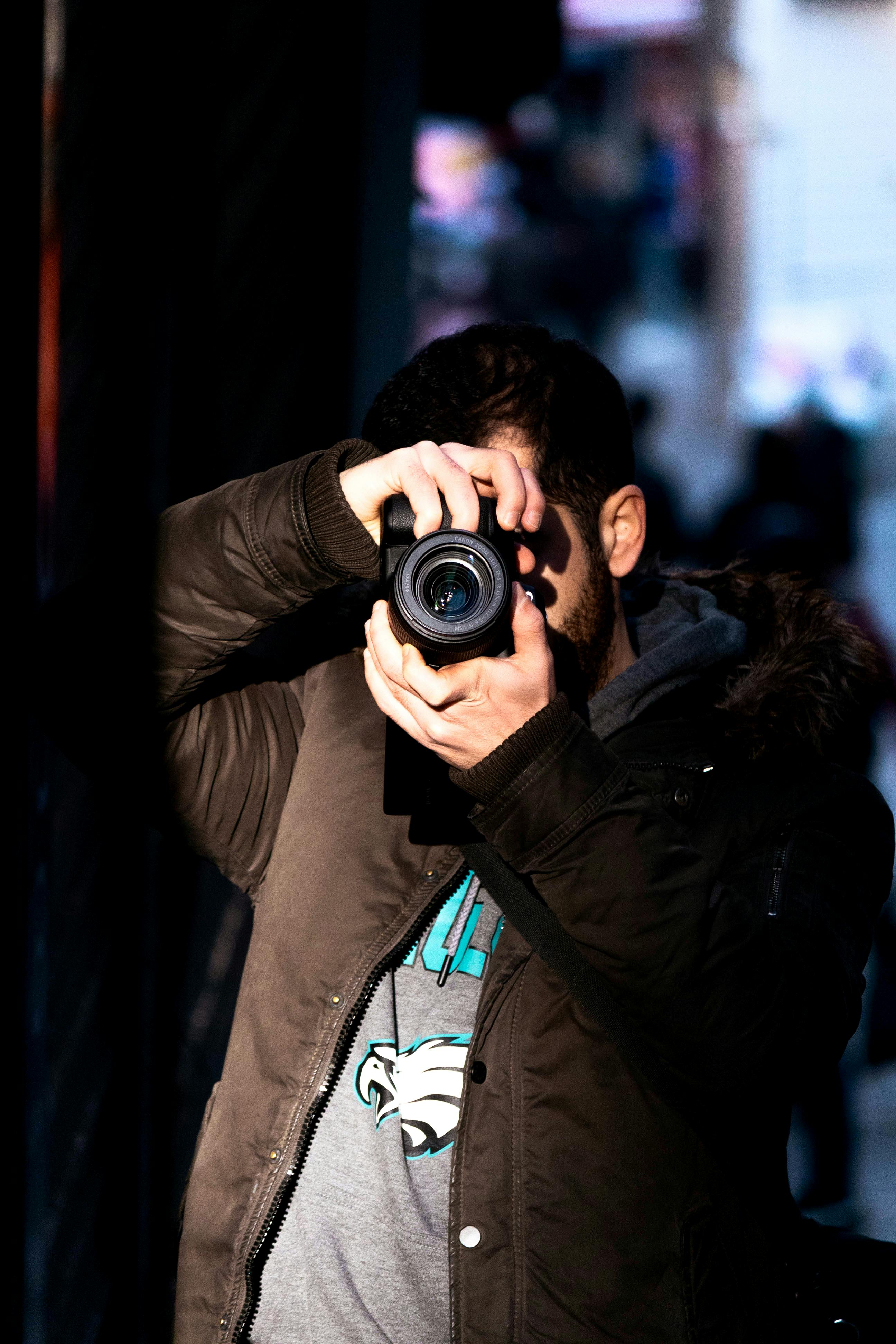 grátis Homem Tirando Uma Fotografia Foto profissional