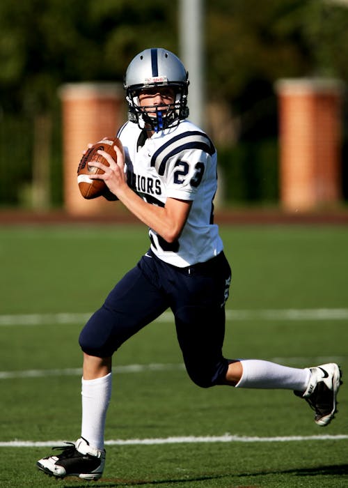 Uomo Che Gioca A Football Americano Sul Campo