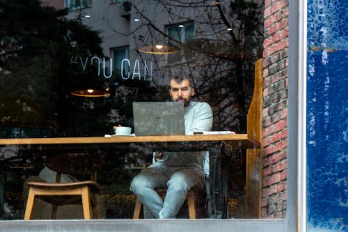 Gratis lagerfoto af bærbar computer, bord, café