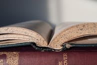 一本老式翻开的书，书页磨损，特写镜头，非常适合文学和教育主题