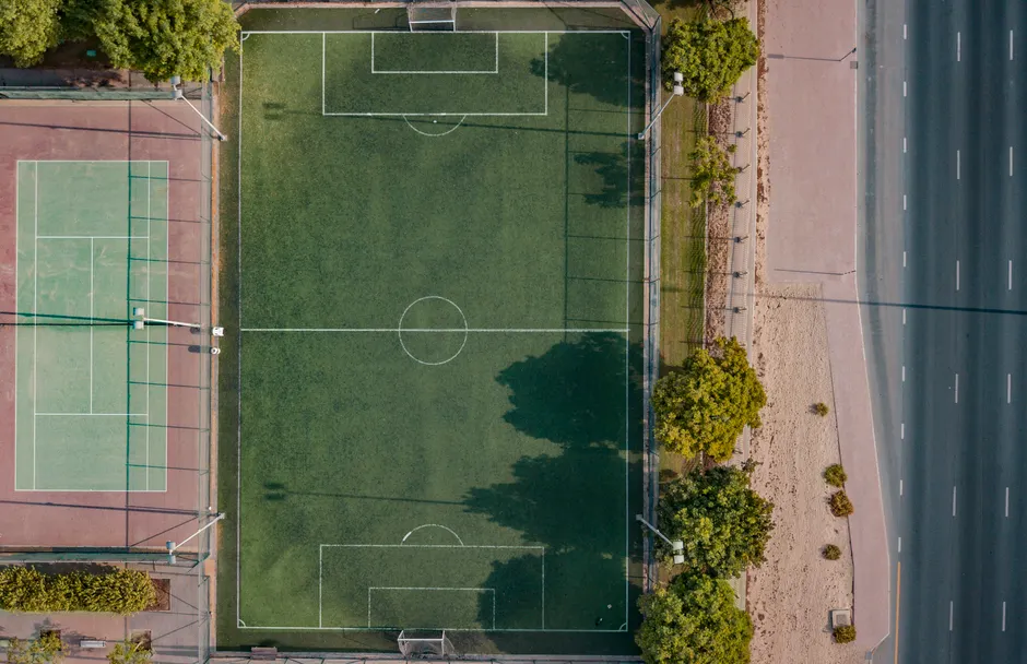 Vue aérienne d'un terrain de football urbain, cadre streetwear pour un maillot de foot casual