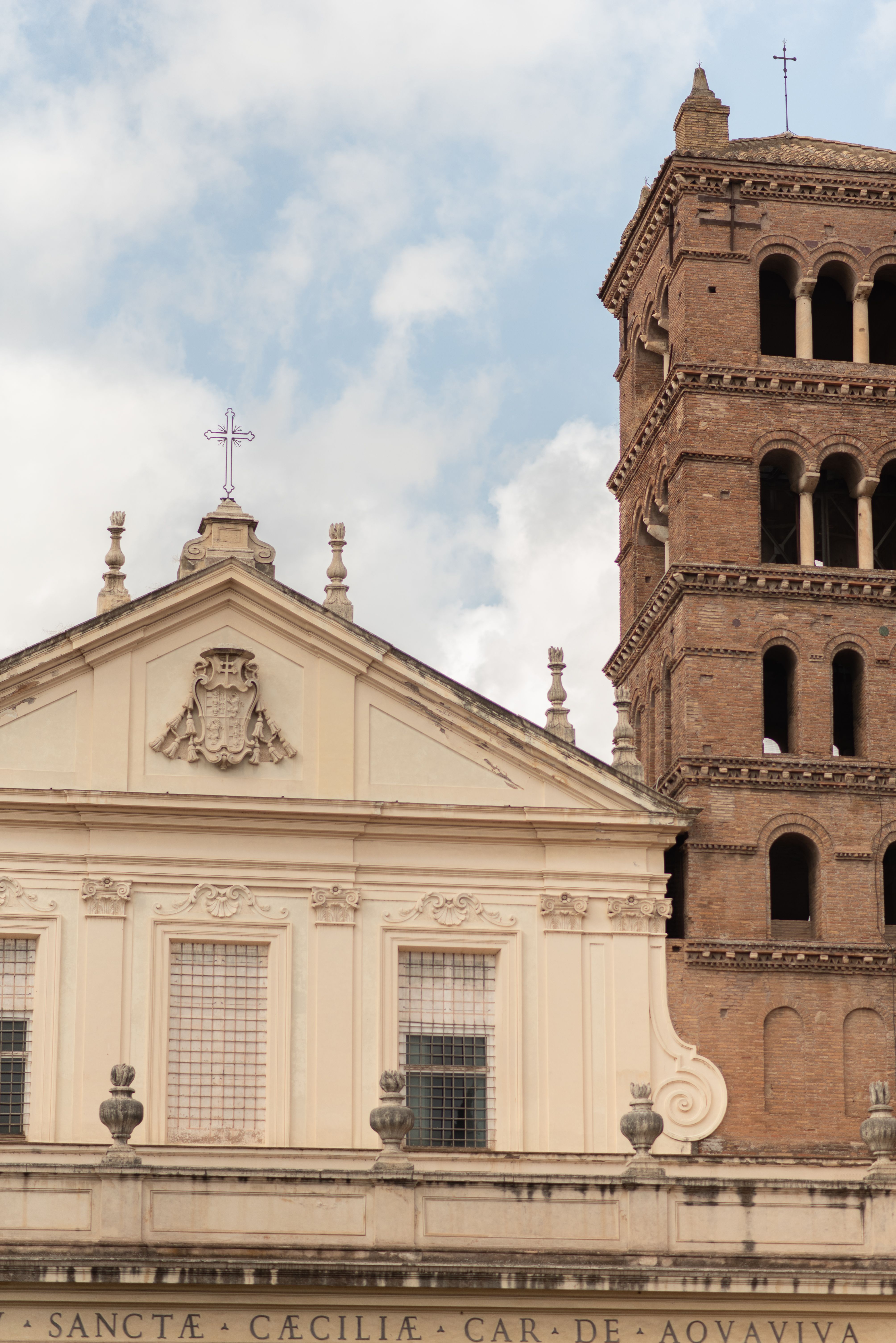 Praça Santa Maria in Trastevere com a igreja ao fundo