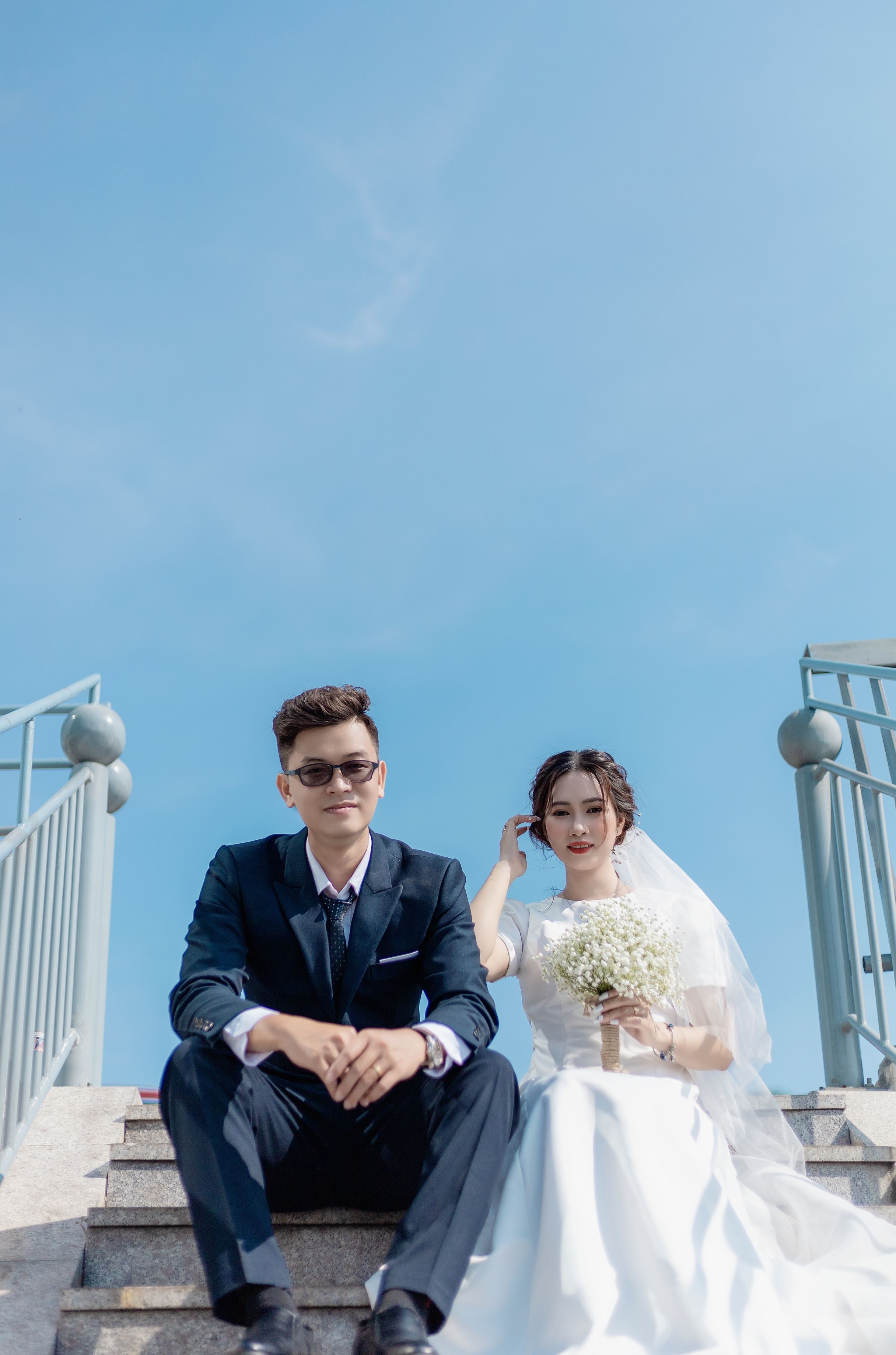新婚夫妇坐在户外台阶上 · 免费素材图片