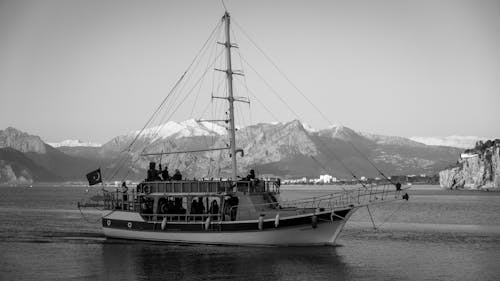 Foto profissional grátis de bandeira turca, barco a vela, cadeia de montanhas