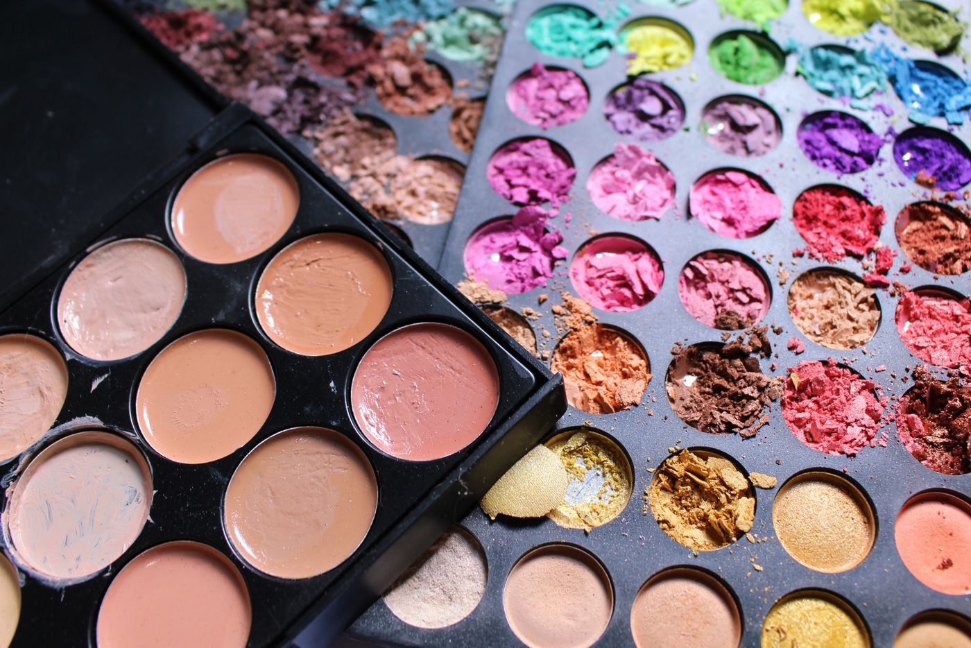 Gros plan sur une palette de maquillage colorée aux pigments craquelés