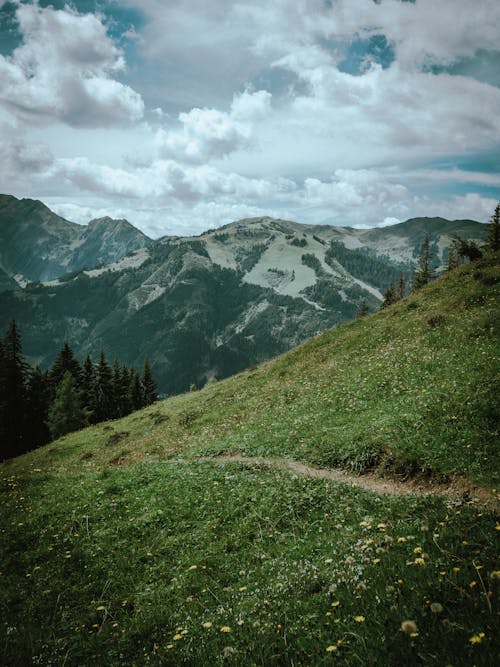 Бесплатное стоковое фото с вертикальный выстрел, горные вершины, горный хребет