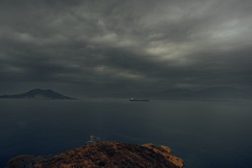 Kostenloses Stock Foto zu dramatischer himmel, dunkle wolken, meer