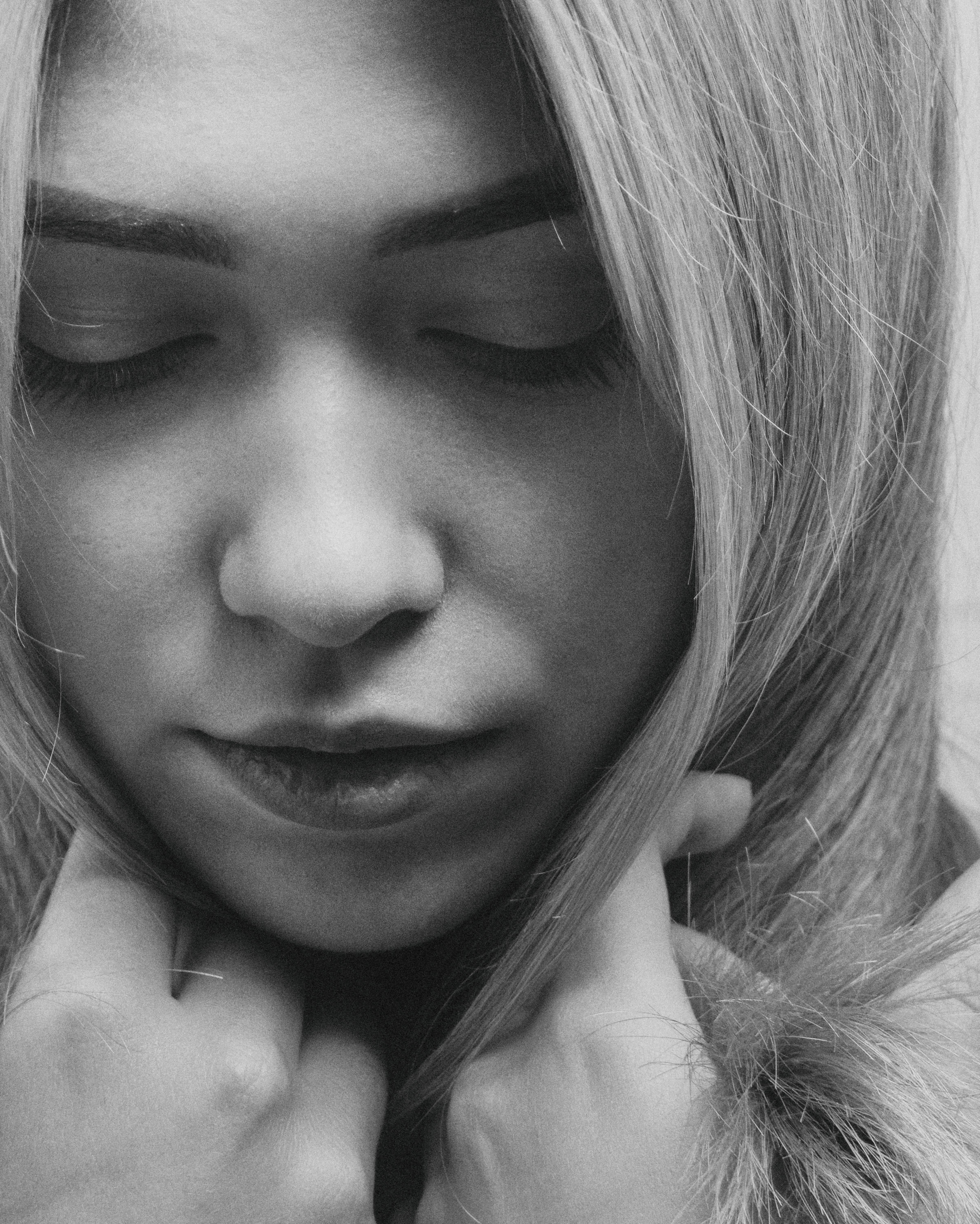 Woman Face and Shoulder in Black and White · Free Stock Photo