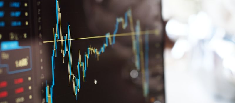 モニターに映る株価チャート。米国株続落と30年債利回り19年ぶり高水準を伝える経済ニュースのイメージ。
