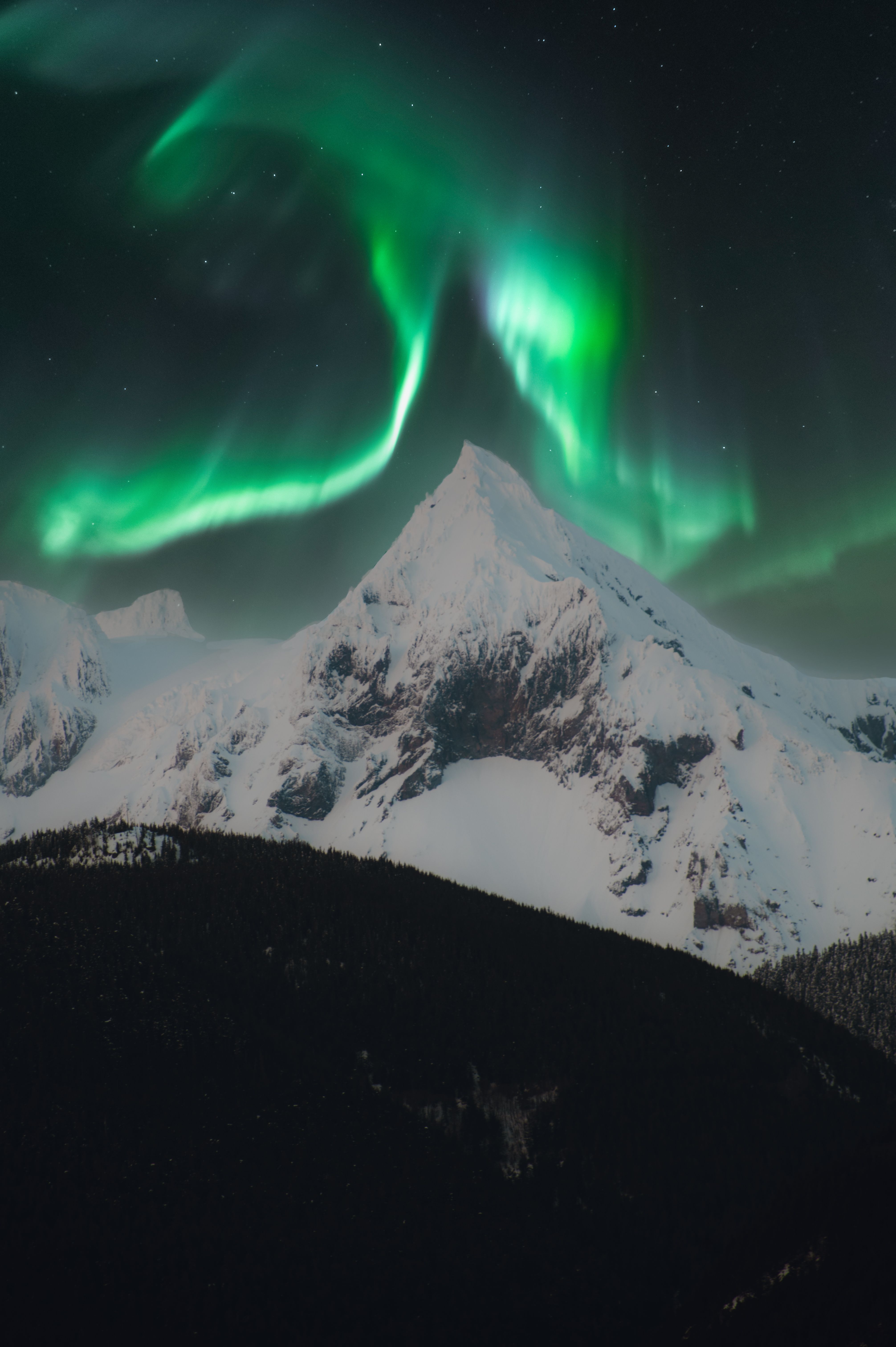 Mountainous Landscape with a View of the Northern Lights · Free Stock Photo