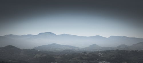 Grijswaardenfoto Van Bergen Met Mist