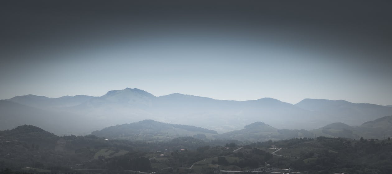 免费 雾山的灰度照片 素材图片