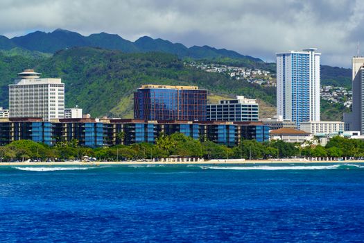 Photo by Cyrill Scenic view of Honolulu skyline and ocean against the backdrop of lush green mountains, Hawaii.