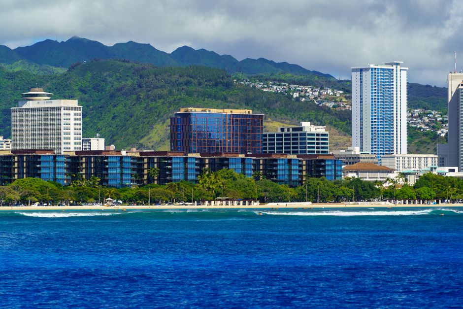 Photo by Cyrill Scenic view of Honolulu skyline and ocean against the backdrop of lush green mountains, Hawaii.