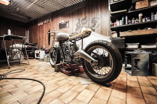 Gratis stockfoto met cafe racer, carport, chopper bike