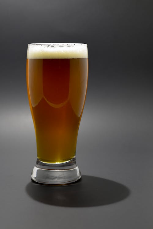 Kostnadsfri bild av alkohol, glas, grå bakgrund