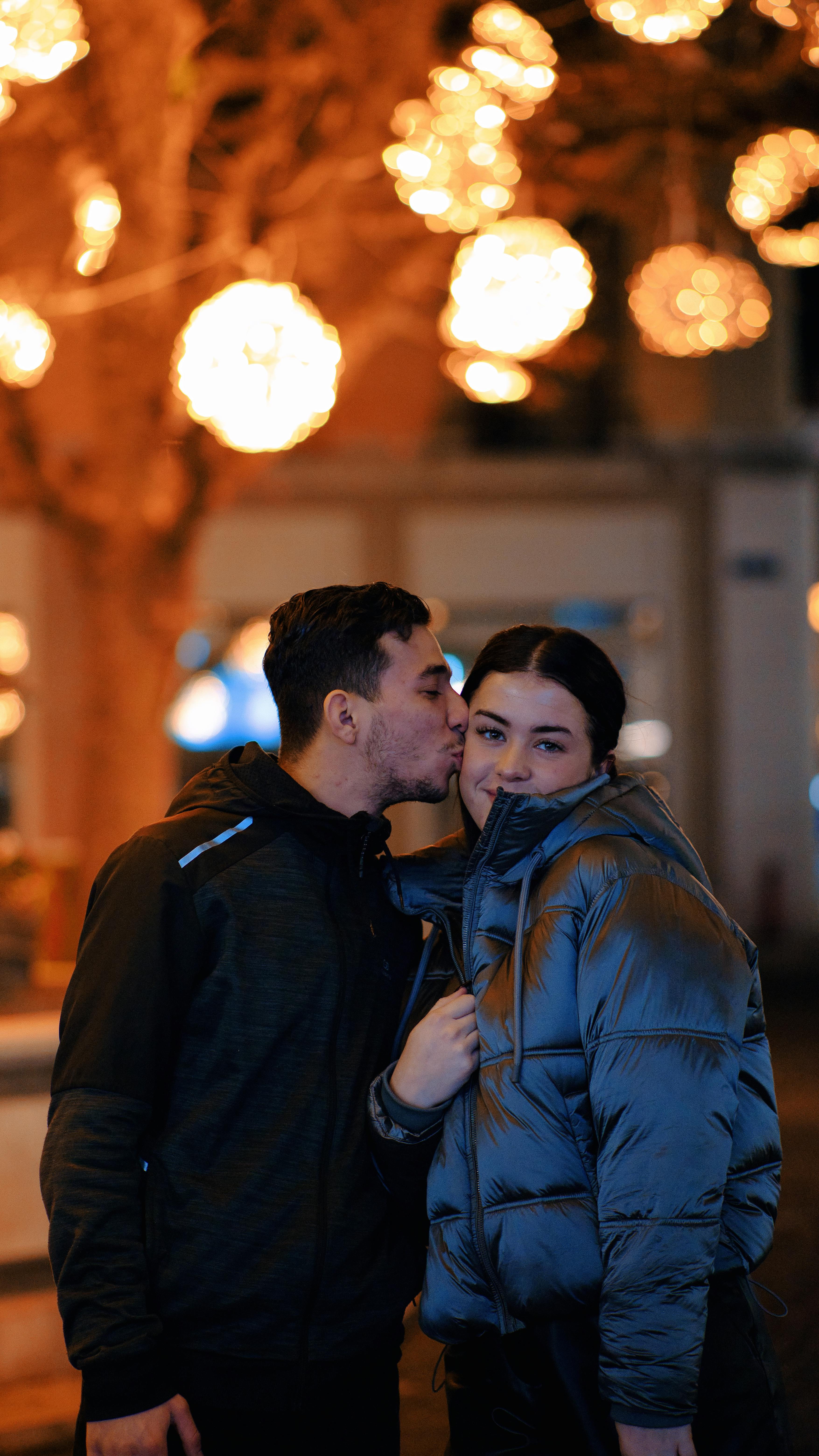 Fotos de Beijar a bochecha, Imagens de Beijar a bochecha sem