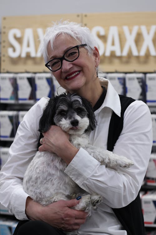 Fotos de stock gratuitas de abrazando, amante de los perros, anciano