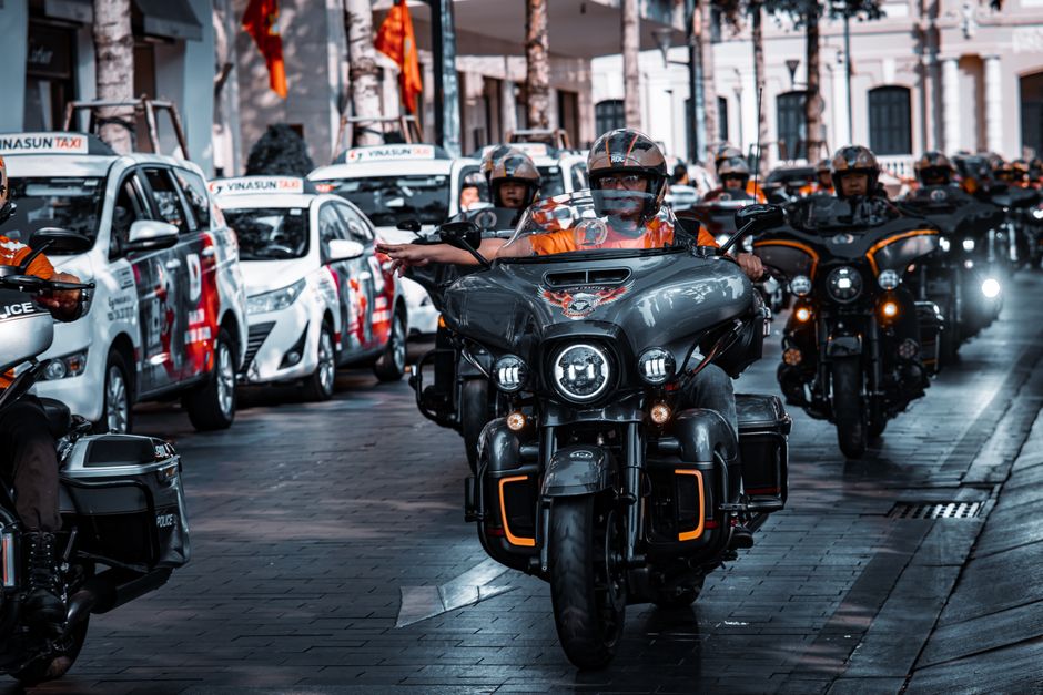 Peste 370 de motocicliști la parada din Cluj – Polițiștii, alături de ei pe motoare, pentru un trafic mai sigur!