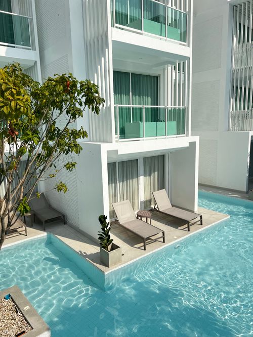Free Elegant apartment with a poolside view, capturing modern architecture and relaxation. Stock Photo
