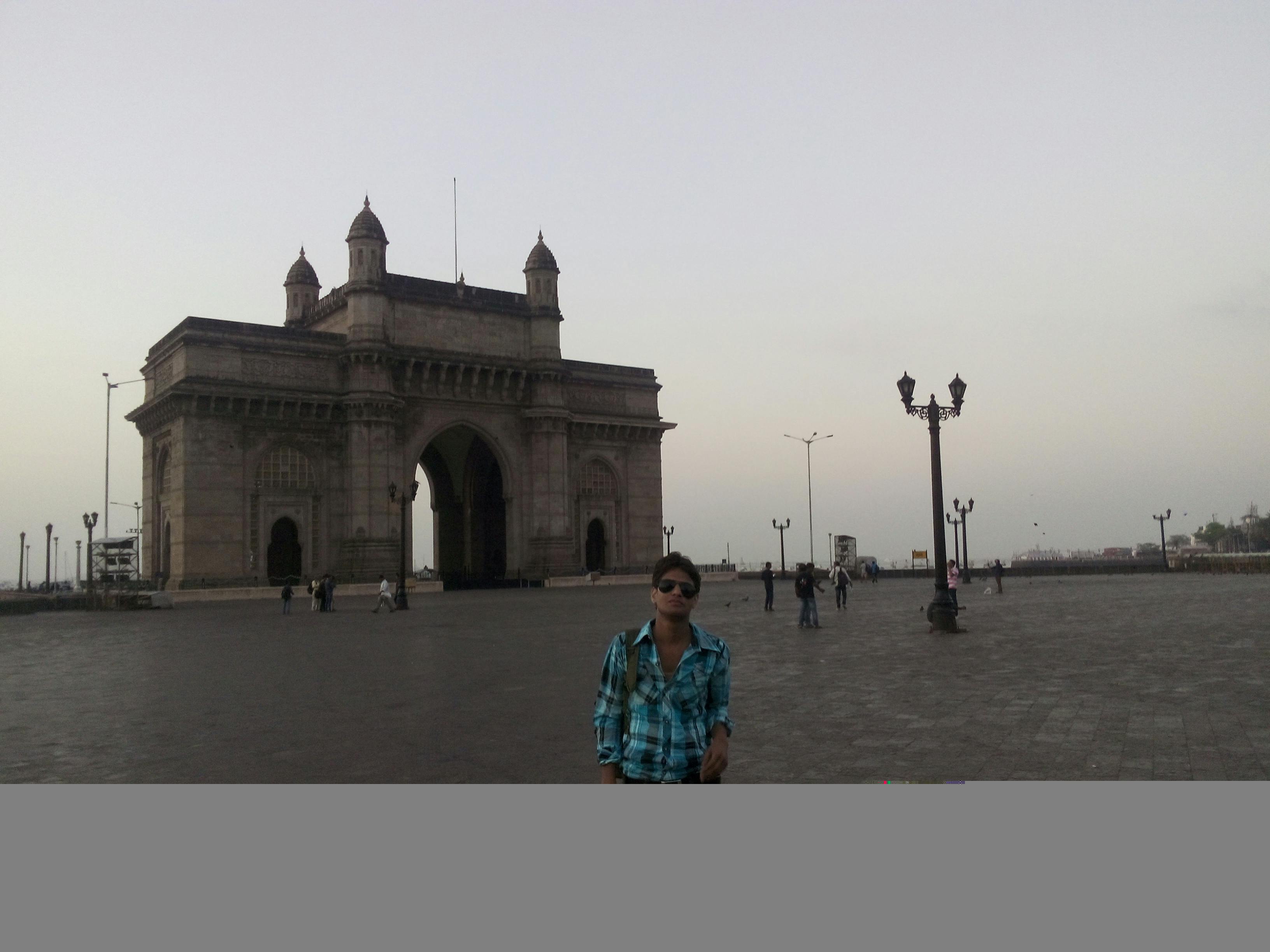 Puerta de Brandeburgo iluminada por la noche