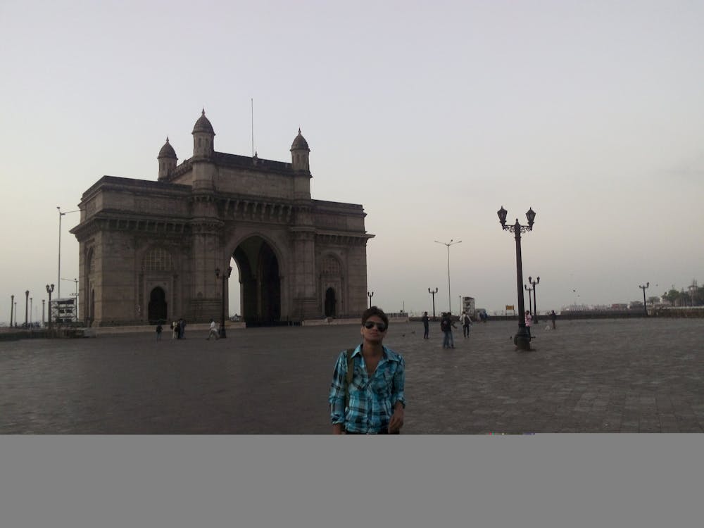 Puerta de Brandeburgo iluminada por la noche