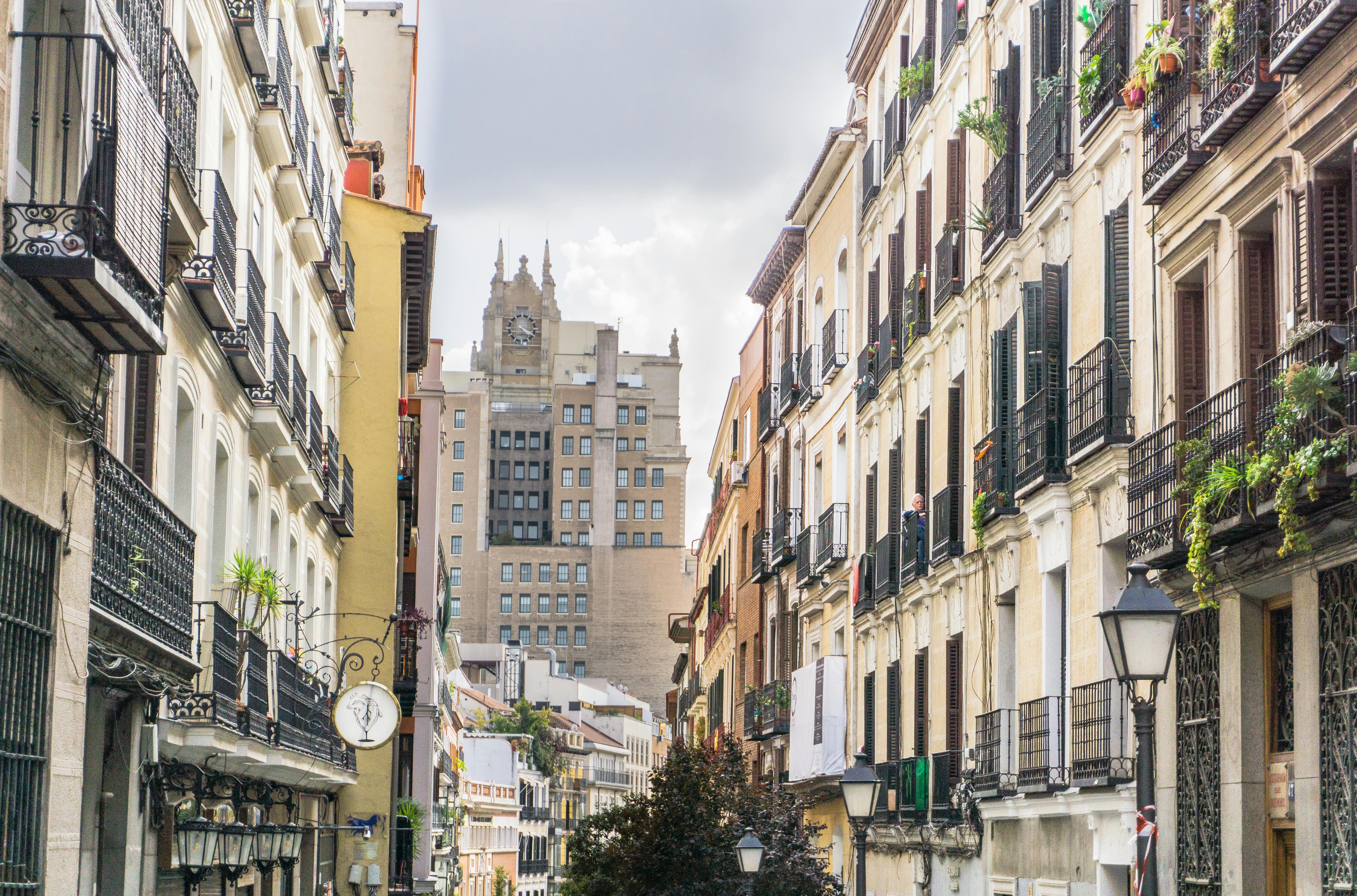 这座风景如画的城市以经典的欧洲建筑为特色，在白天尤为迷人