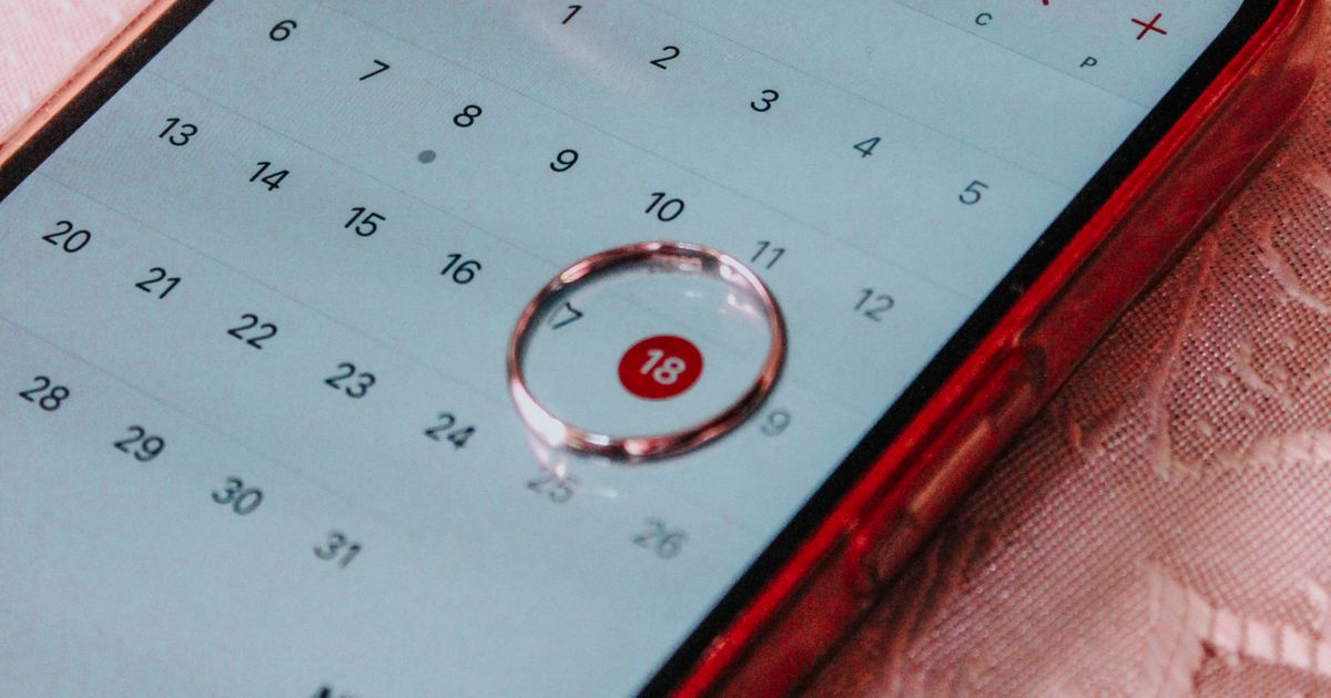 Smartfon wyświetlający aplikację kalendarza z zaznaczonym terminem — system rezerwacji zajęć online dla klubu fitness