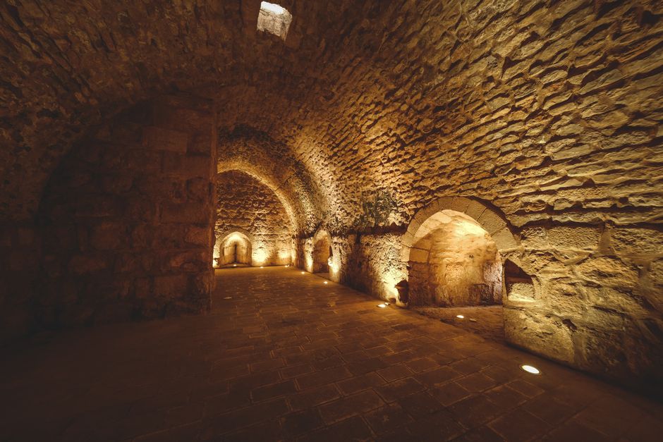 Fotomural Explora este misterioso túnel de piedra antiguo con suave iluminación ambiental y una atmósfera histórica.