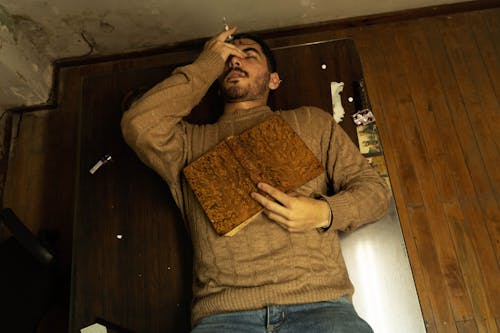 Foto profissional grátis de abrigo, cansado, cigarro
