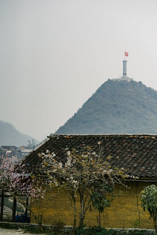 Immagine gratuita di paesaggio, picco di montagna, polmone cu bandiera punto