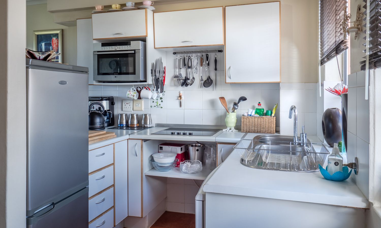 Encimera de cocina moderna con acabado piedra gris ultracompacto