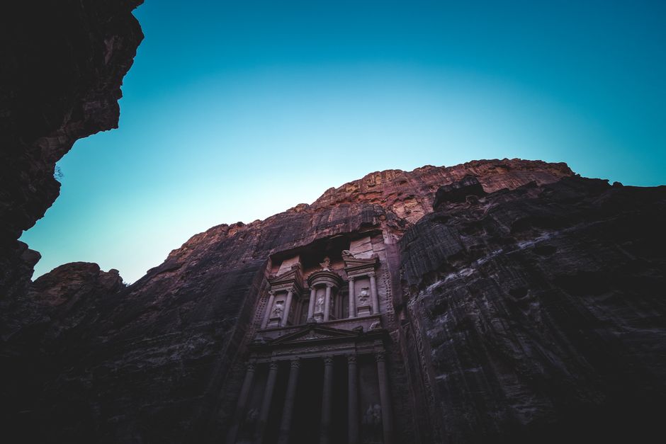 Amman, Petra és Wadi Rum 5 napos útiterv – Petra Treasury Jordan sunrise