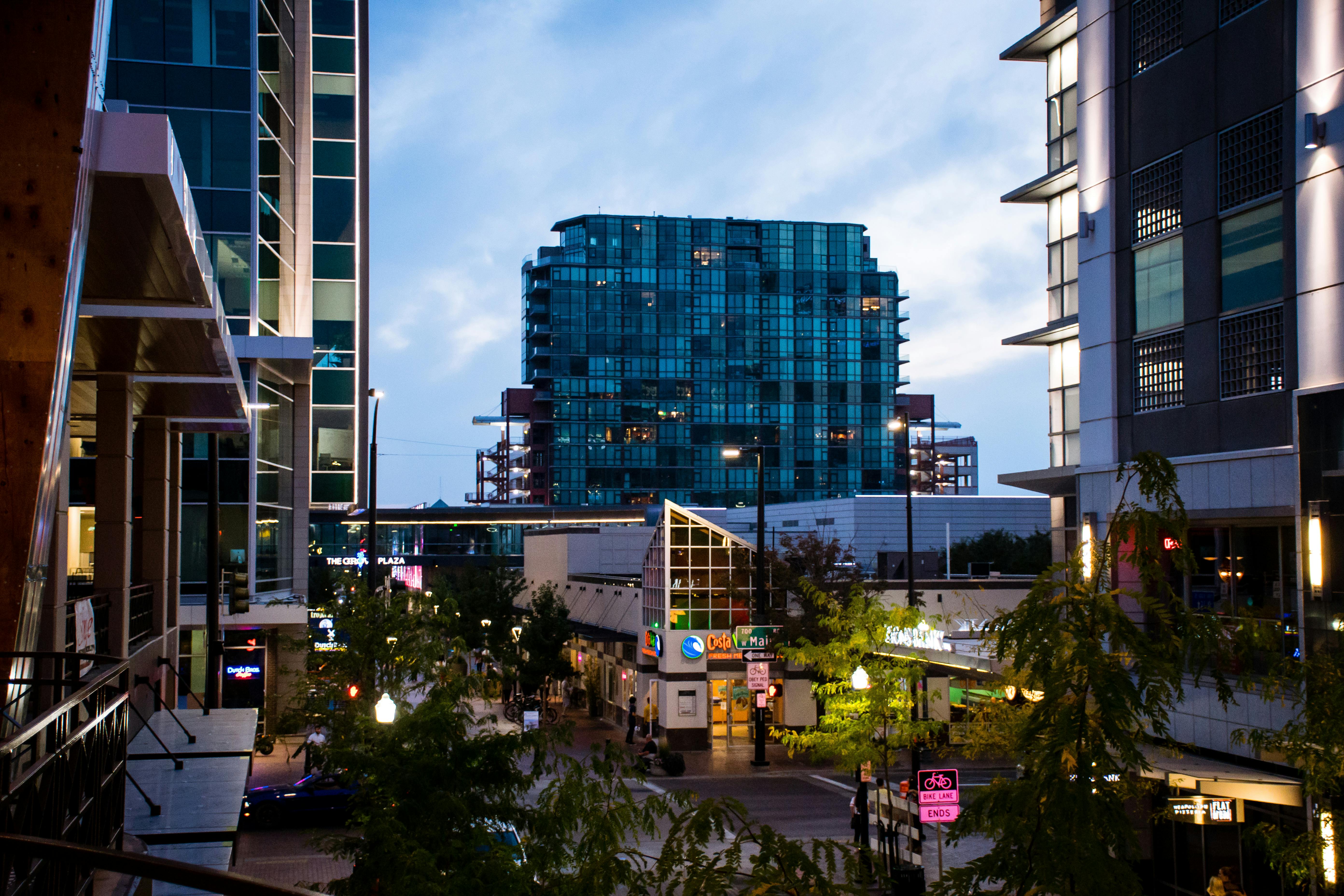 现代城市景观的特色是黄昏时分的摩天大楼和熙熙攘攘的街道