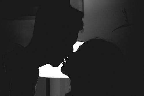 Pareja besándose en silueta romántica