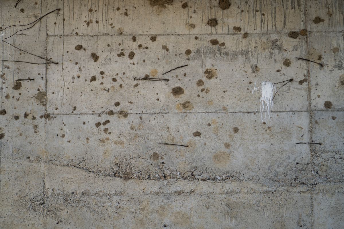 Mur en béton laissant apparaître ses armatures – Bureau Génie Civil en Afrique