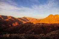 在黄金时段拍摄阳光照耀下的干旱山脉，展现自然的沙漠景观