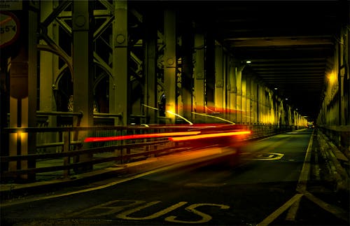 Foto Pencahayaan Jauh Mobil Di Jalan
