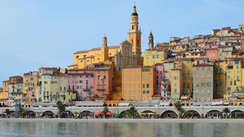 Foto d'estoc gratuïta de cel blau, Costa, edificis