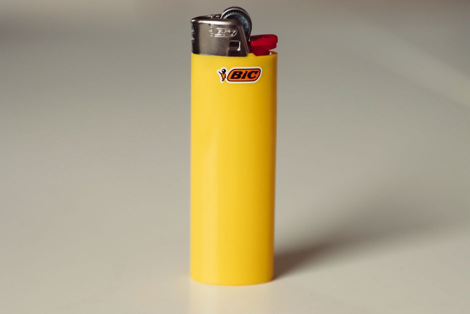Flăcările Mistuie 700 mp de Hală cu Mase Plastice Inflamabile