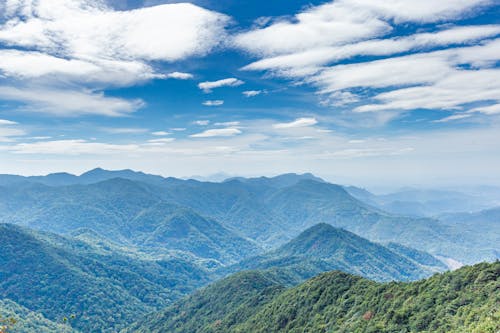 Foto profissional grátis de cenário, céu azul, colinas