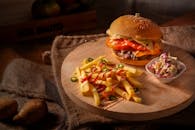 质朴的木板上，令人垂涎的芝士汉堡配着新鲜的薯条和冷饮